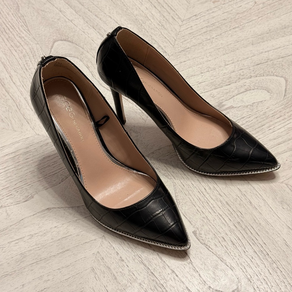 Black Croc Embossed BCBGeneration Pointed Toe Pump Size 7